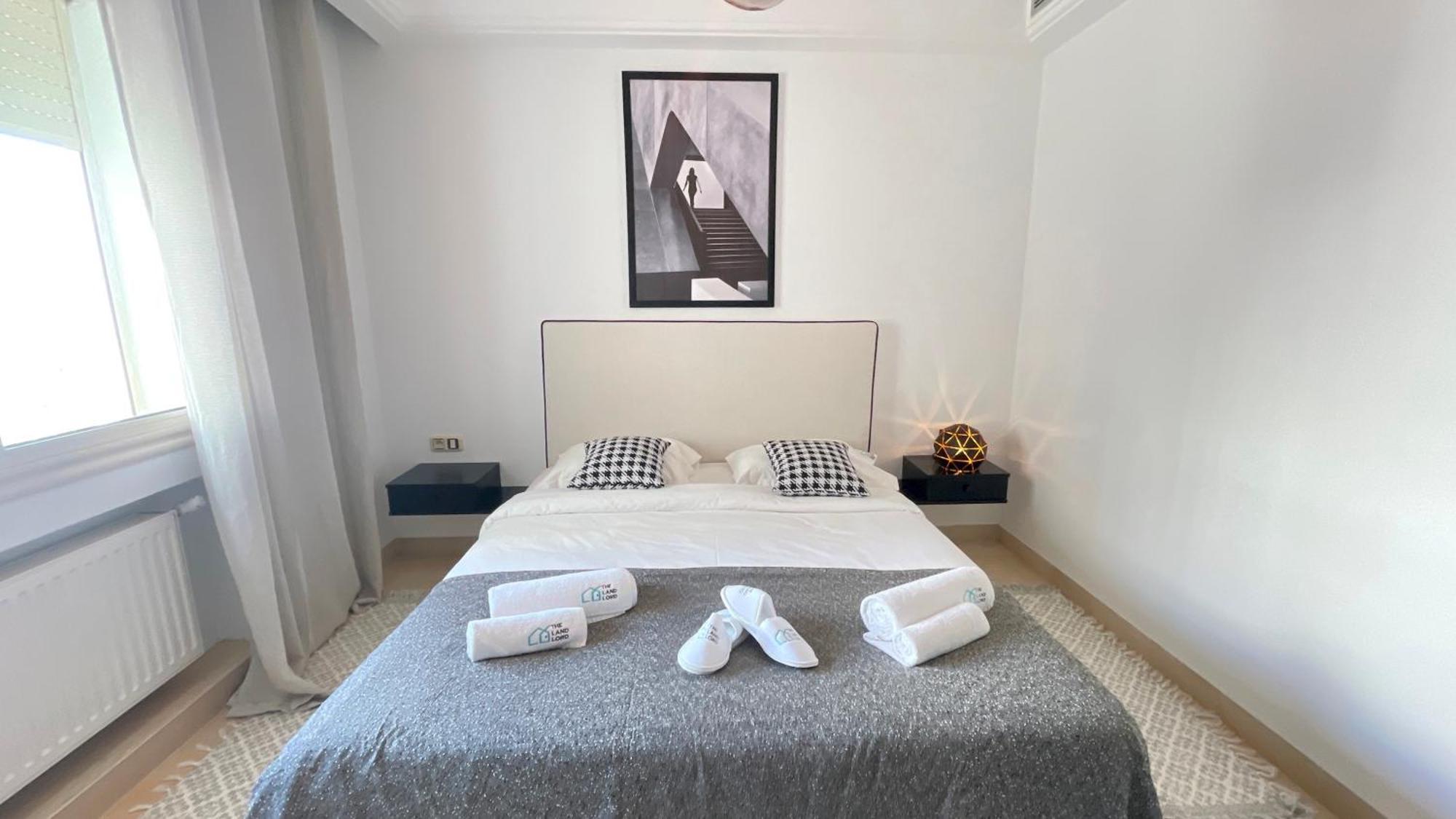 Black White: Modern Spacious *