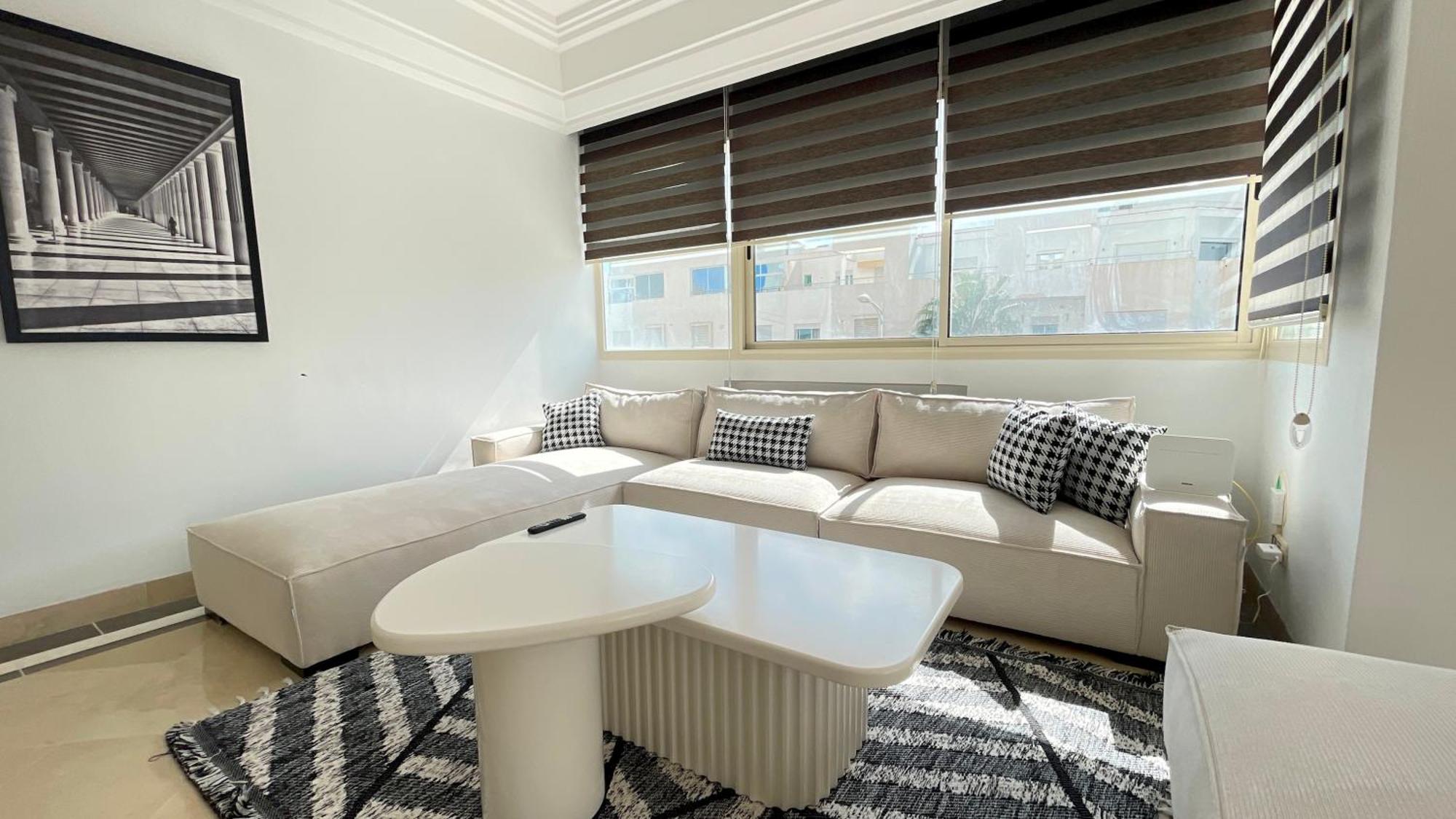 Black White: Modern Spacious * Tunis