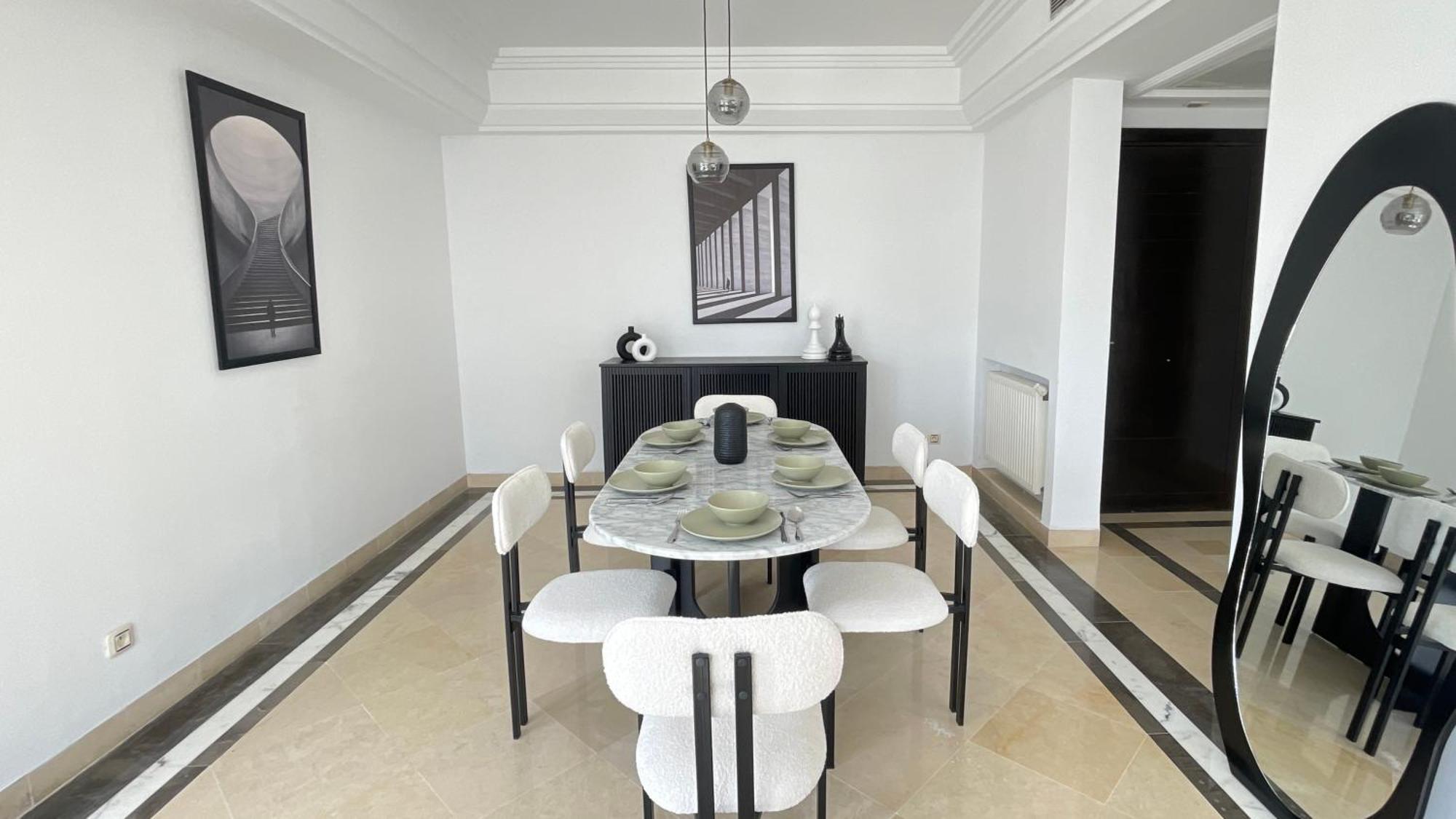 Black White: Modern Spacious *