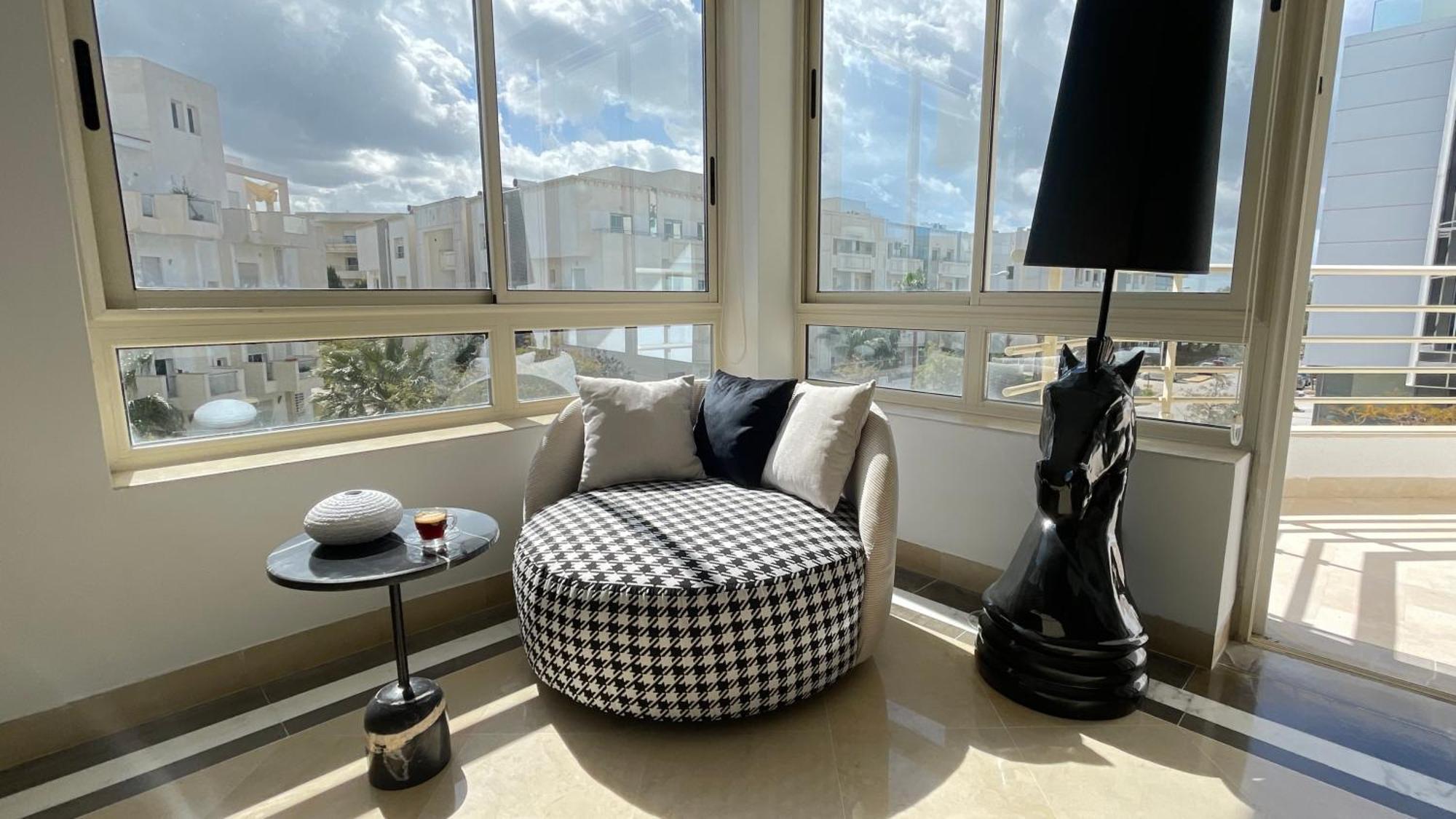 Black White: Modern Spacious Apartment