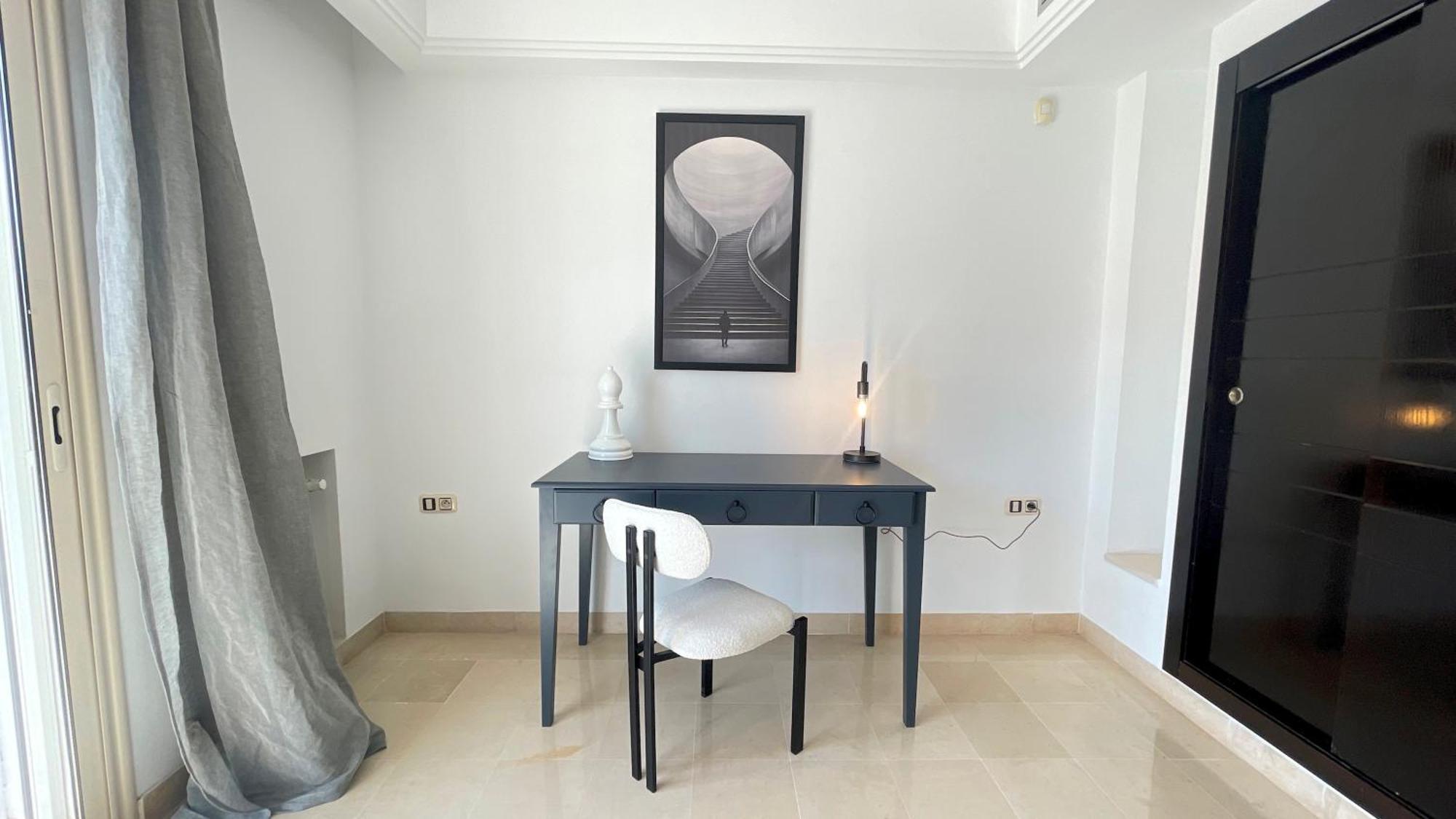 Black White: Modern Spacious Apartment *