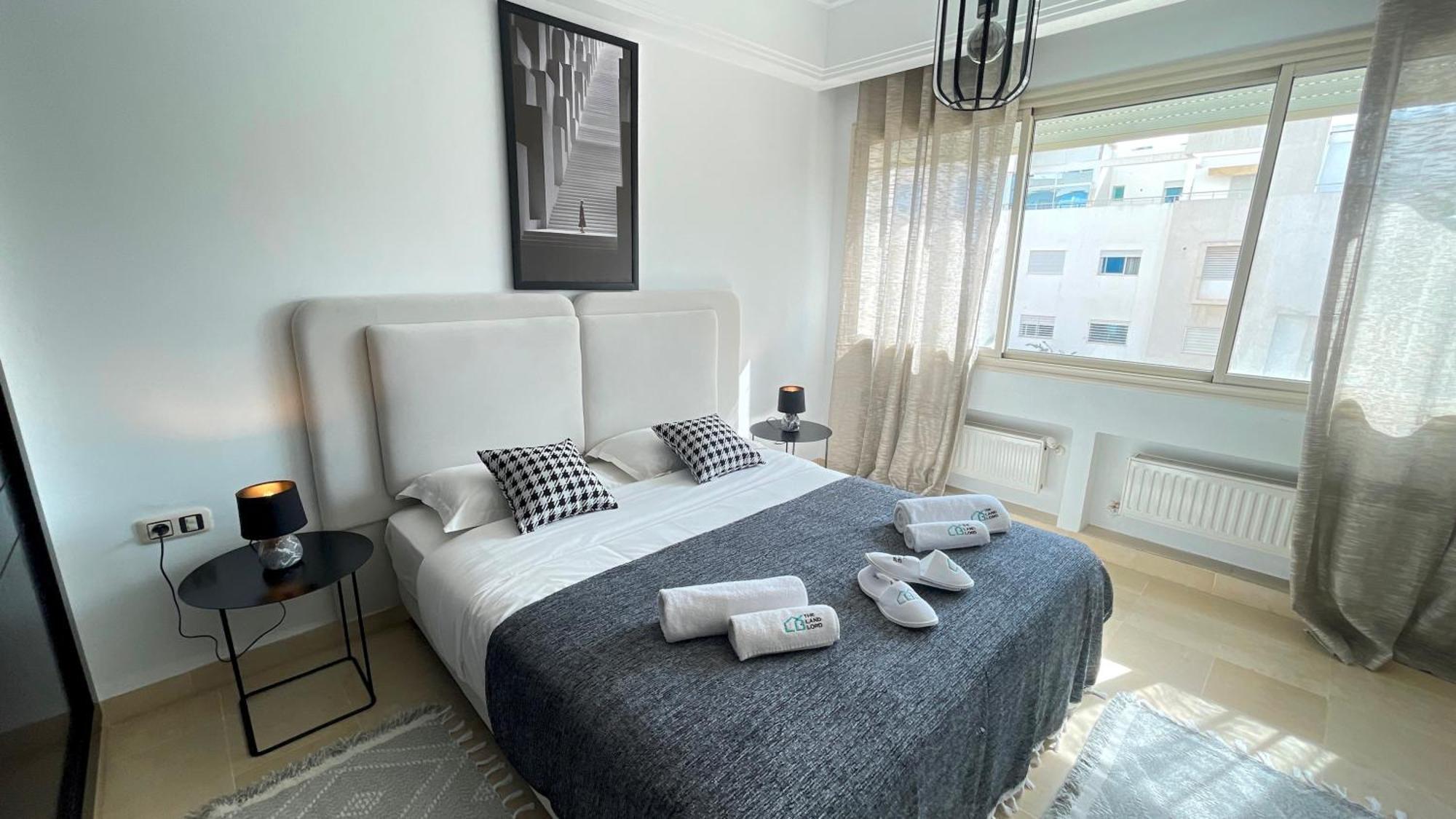 Apartment Black White: Modern Spacious *