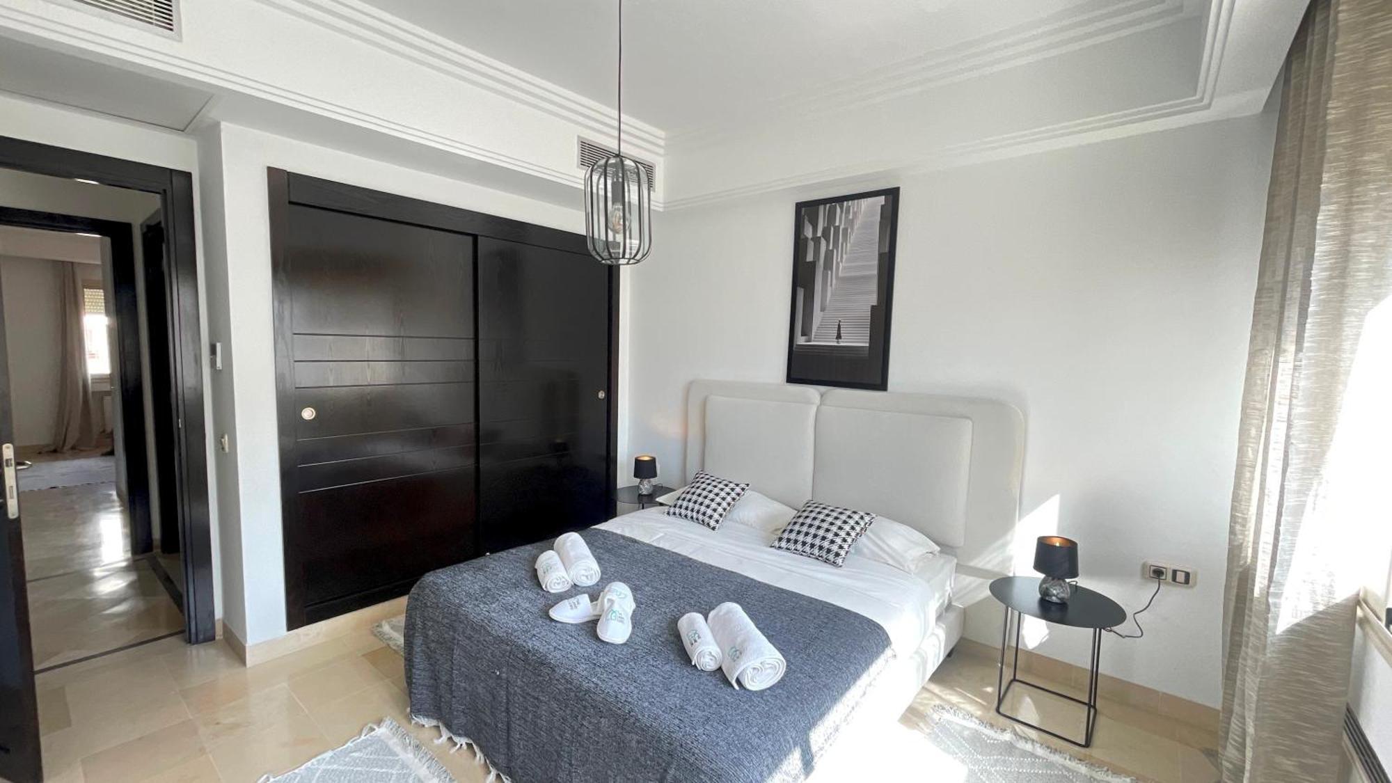 Black White: Modern Spacious Apartment *