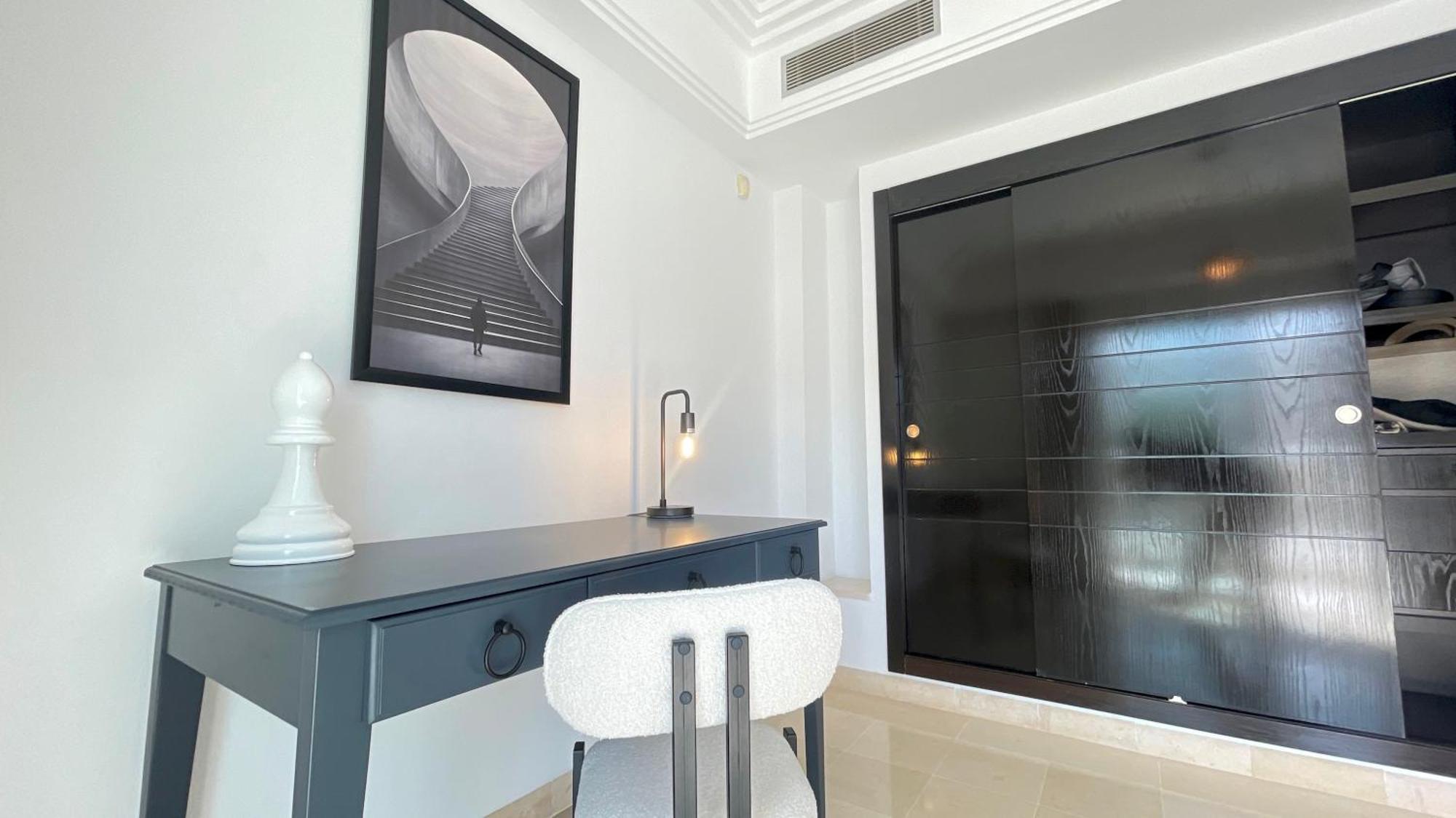 Black White: Modern Spacious * Tunis