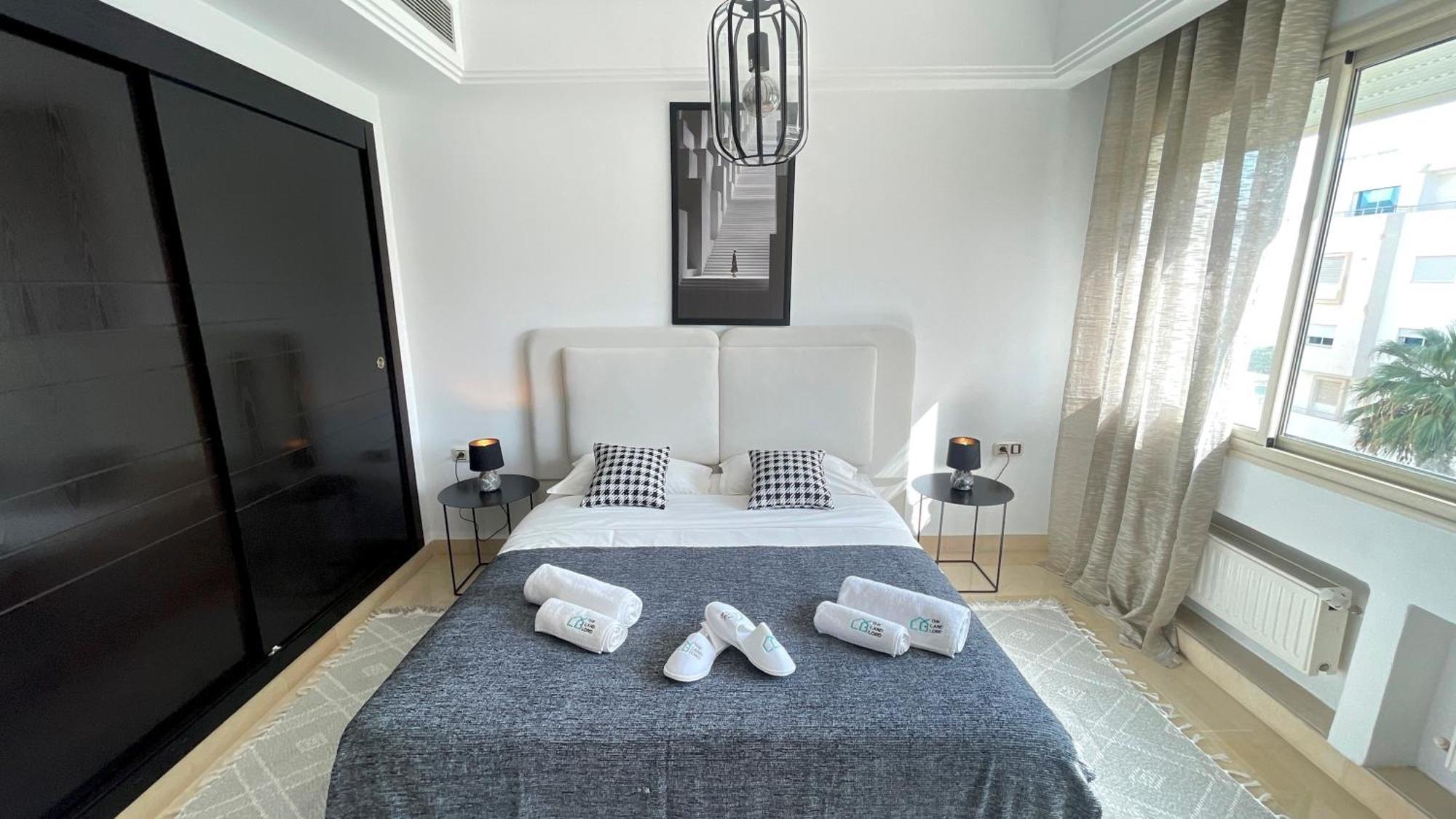 Black White: Modern Spacious Apartment