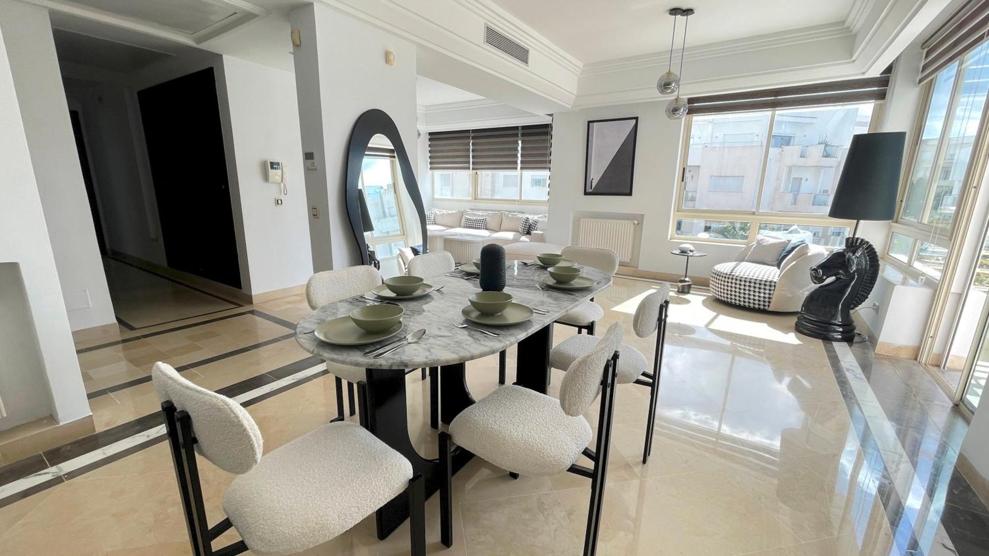 Apartment Black White: Modern Spacious *